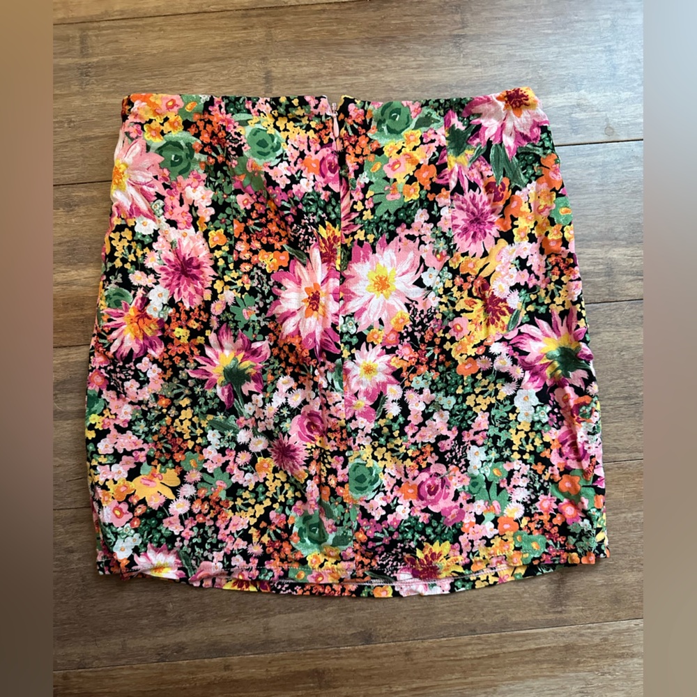 H&M Patterned Mini Skirt! - Picture 4 of 5